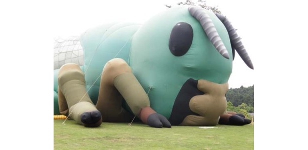 ゆるキャラ？ 巨大バッタは土日に出没します