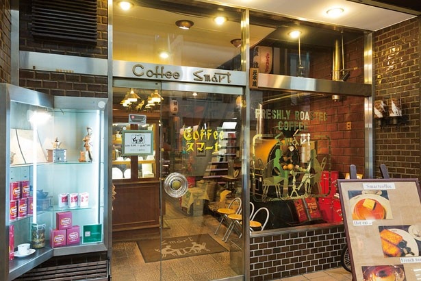 寺町三条にあり、店の前にはコーヒー豆の香りが漂う。柔らかい照明が広がる店内へ入ろう！/スマート珈琲店