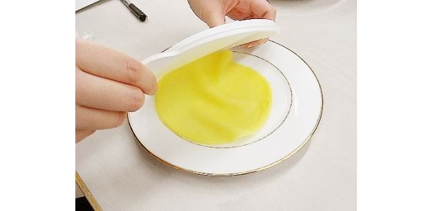 30秒ほど冷ましたらクレープ皿からつまんではがします
