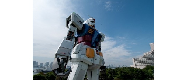 青空の中で立つガンダム
