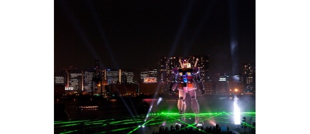 かっこよすぎ！闇の中で輝くガンダム