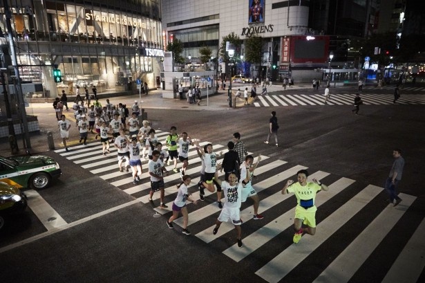 【写真を見る】深夜のランニングイベントで渋谷のスクランブル交差点を走るランナー