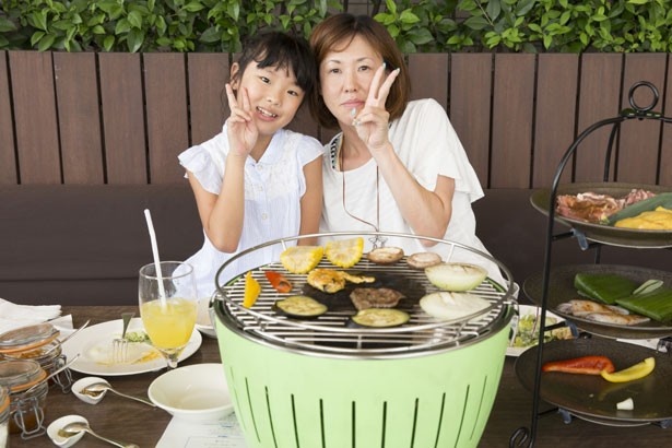 「トウモロコシが大好き」という駒井心海ちゃんと、ママの由佳さん