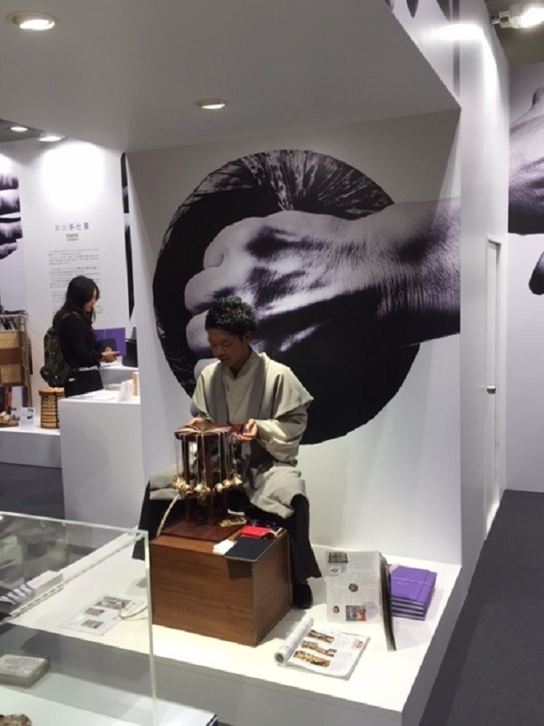 ワークショップでの組み紐の実演