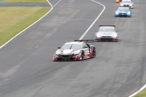 スタート直後、武藤英紀が駆るドラゴ モデューロ NSX CONCEPT-GTが1コーナーを取る