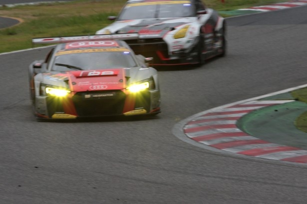 シケインを駆るアウディR8