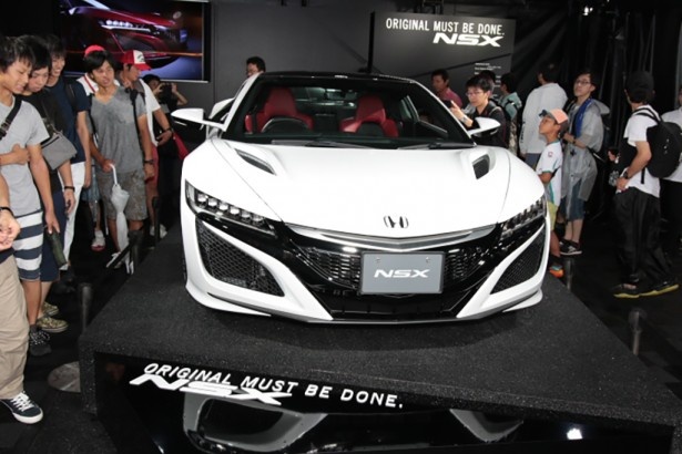 サーキットには、ホンダの新型NSXが展示され、多くのファンが写真を撮っていた