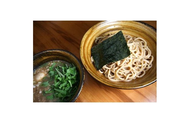 【東高円寺 麺屋 えん寺】「味玉入りつけ麺」(￥890)のど越し豊かなコシの強い太麺に負けないインパクトとまろやかさが共存するつけ汁