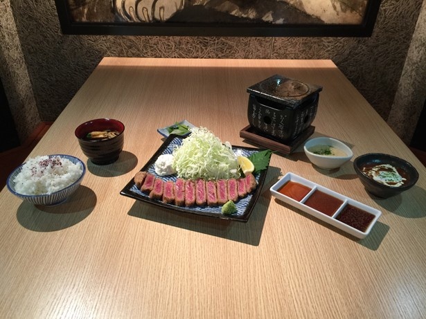 【写真を見る】牛カツ、麦飯がお代わり自由。赤ワインソースやワサビ醤油など、食べ方もいろいろ