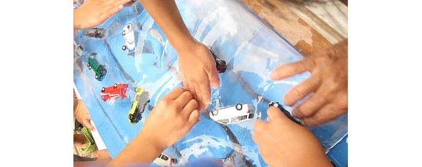 お目当てのミニカーをさわりまくり