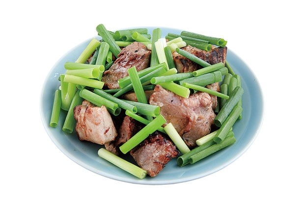店主がバーナーで大胆に炙る「マグロほほ肉炙り」(650円)は、ほほ肉の独特の歯応えが魅力！/屋台居酒屋 とよ