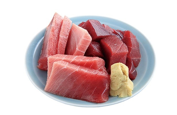 ほかではないサイズの刺身「赤身・トロの盛り合せ」(1780円)。口溶けのいいトロは絶品の旨さ/屋台居酒屋 とよ