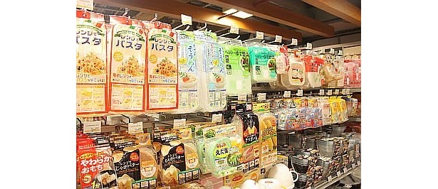 ロフト渋谷店3Fにあるキッチン雑貨のコーナーにはレンジ専用の調理器具がいっぱい！枝豆用、お餅用など種類豊富