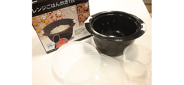「レンジでごはん炊き 1合」（￥2079）。洗った米を30分ほど水に浸し、500Wで約13分“チン”するだけ。2合用は￥3129