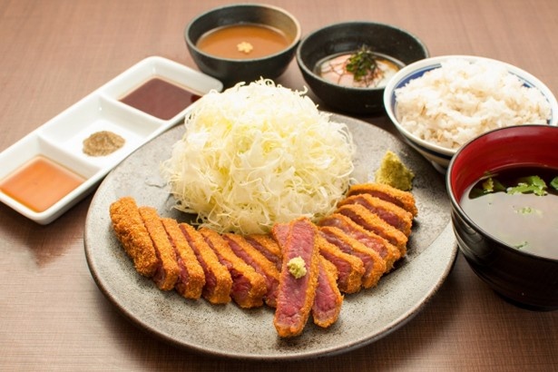 【写真を見る】名物の牛ロースカツ京とろろ膳(税抜1380円)