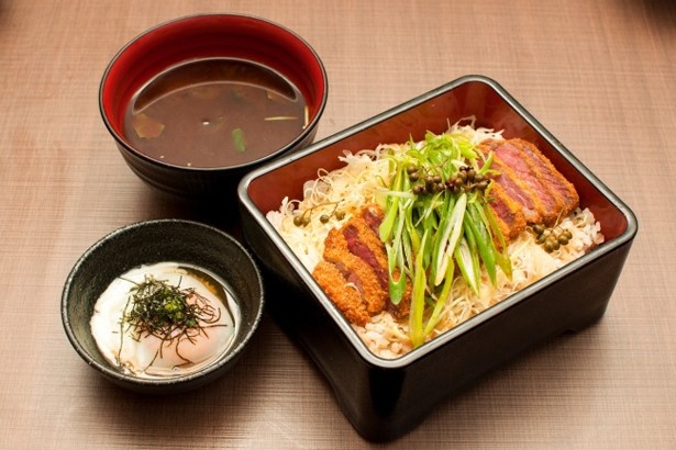 京素材をふんだんに使用した京都勝重(税抜1350円)。ピリリと効いた特製の山椒ダレが食欲を掻き立てる
