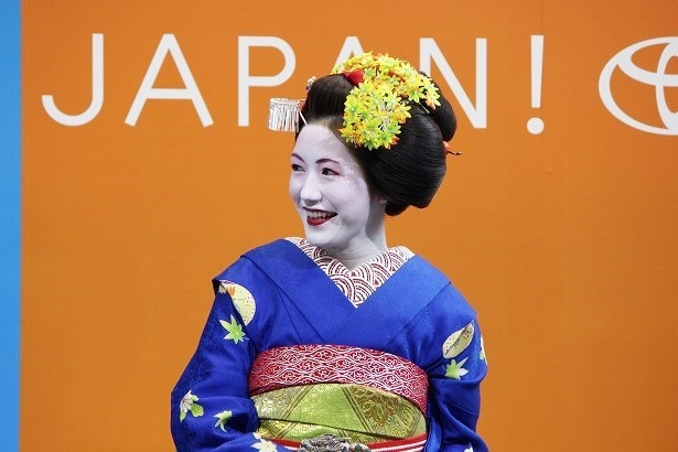 トークセッション中に笑顔を見せる