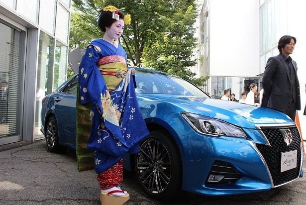 CROWN特別仕様車J-FRONTIERとのフォトセッション