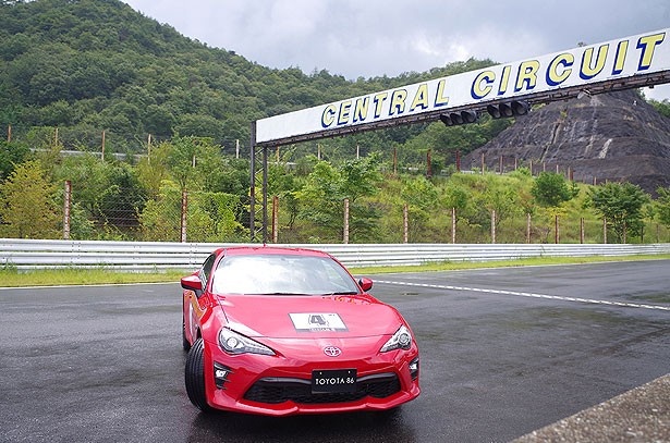トヨタ自動車が発表した新型「TOYOTA86」に1日たっぷり試乗して、その魅力と性能が味わえるプログラムに参加者も大興奮