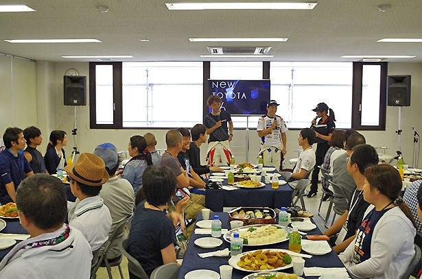 参加者と講師陣が一緒に昼食を囲みながら、感想を話したりアドバイスをもらう意見交換会も開かれた