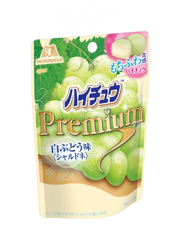 「ハイチュウプレミアム＜白ぶどう味＞」(参考小売価格・130円)はマスカットオブアレキサンドリアの果汁を使用