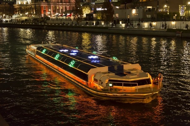 【写真を見る】クルージングは約25分かけて、レトロな建築物から最先端のビル街が並ぶ、夜の中之島周辺を巡る