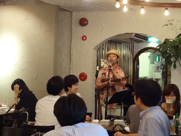 漫談家でウクレレ演奏家の「ウクレレえいじ」の生ライブなども開催される