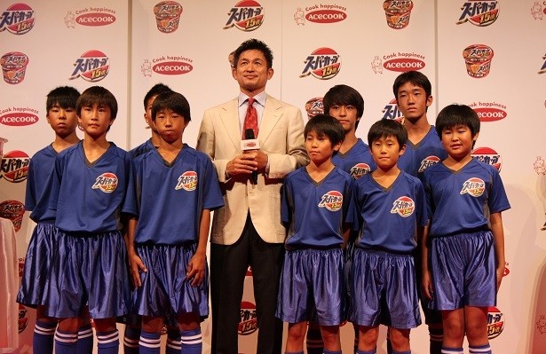 新テレビCM発表会には、小学生・中学生・高校生計9名の少年サッカープレーヤーも登場