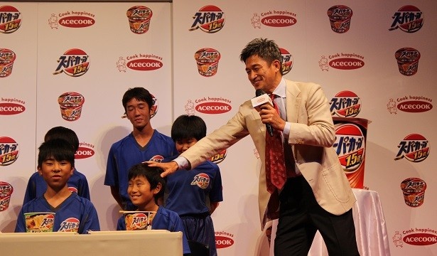 サッカー少年とコミュニケーションをとる一幕も
