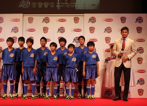 新テレビCM発表会には、少年サッカープレーヤーたちも登場