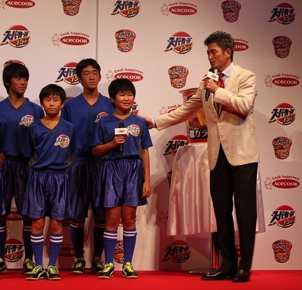 子供たちの質問に丁寧に答える三浦さん