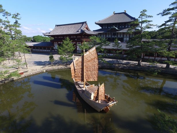 東大寺の鏡池には、同プロジェクトのシンボルアートである木造船が浮かんでいる