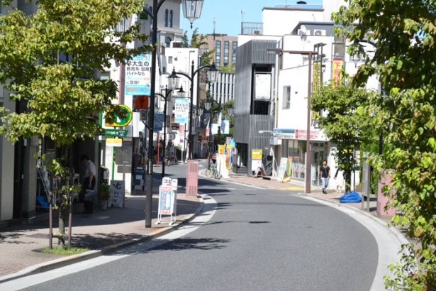 名前の通り、早稲田大学の南門から馬場下町交差点へと続く道にある「早稲田大学南門通り商店会」