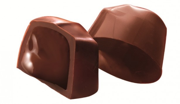 【写真を見る】洋酒を使ったチョコレートが登場！まろやかなミルクチョコレートの中にブランデーが香るとろけるチョコレートが入った大人な味わいチョコ