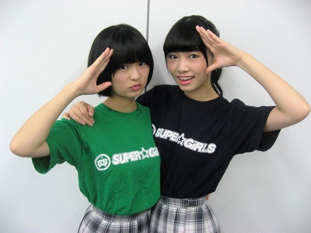 「SUPER☆GiRLS」の石橋蛍（左）・木戸口桜子（右）