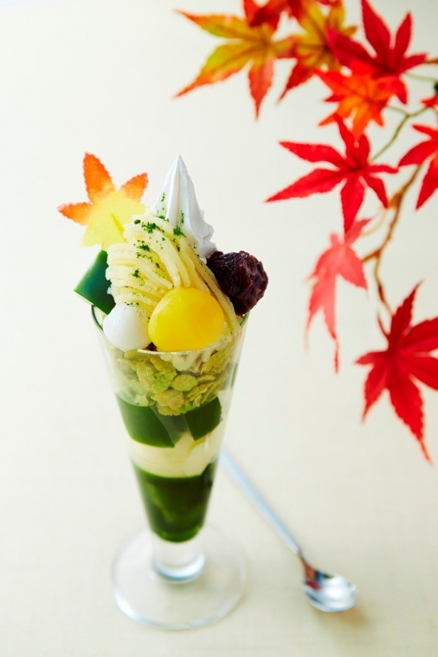 【写真を見る】和の素材で楽しむ彩豊かな「紅葉パフェ」(972円)