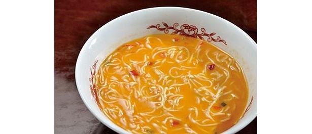 「魚のカマと漬け唐辛子の湖南風味蒸し」の残ったスープには麺を足してもらえる
