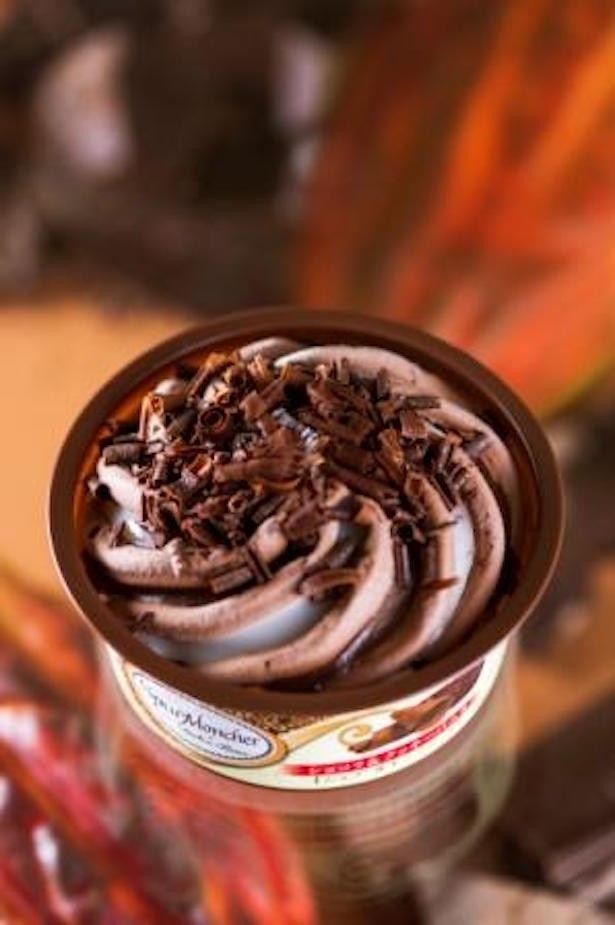 ホワイトとスイートの2種類のチョコソースとカールチョコがトッピングされた「ショコラ＆クッキーバニラ」(130円)