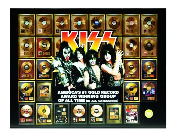 アメリカで最多ゴールド・ディスク獲得アーティストとなったKISSが40 年の間に与えられたゴールド、プラティナム・ディスクを一挙展示