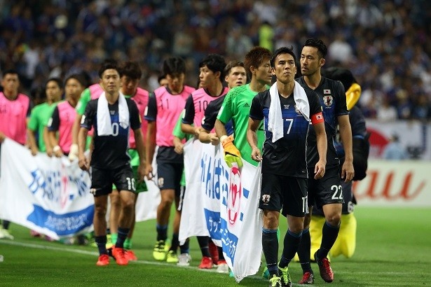 試合後にサポーターにあいさつする長谷部誠選手ら