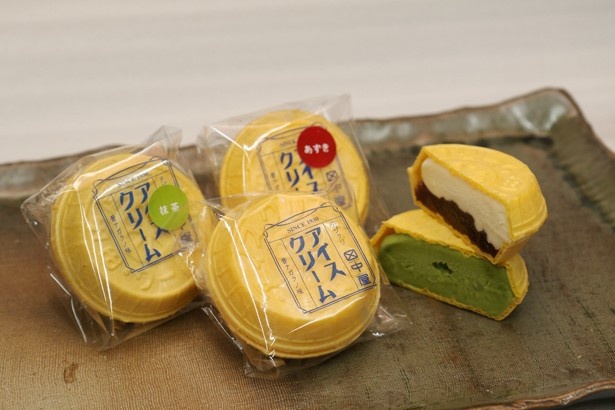 【写真を見る】「餅の田中屋」の「昔ながらの手づくりアイスクリーム」(162円/1個～)は、抹茶やあずき入りなど4種類をそろえる※種類によって価格は異なる