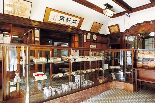 【写真を見る】昭和初期に建てられた味のある店内/村上開新堂