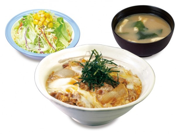 【写真を見る】国産野菜サラダも付いた「プレミアム牛とじ丼生野菜セット」（並630円、ライス大盛690円）
