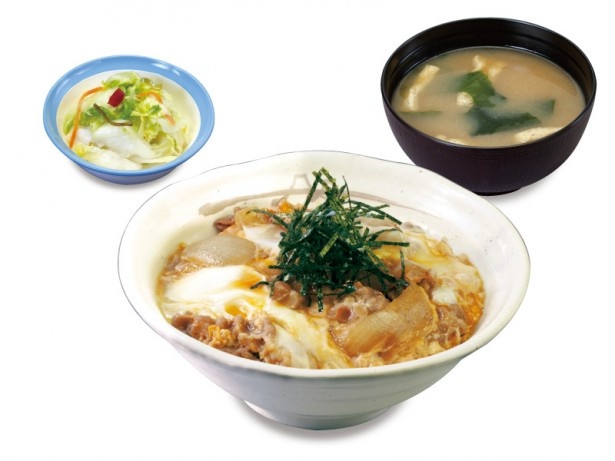 「プレミアム牛とじ丼お新香セット」（並 590円、ライス大盛 650円）