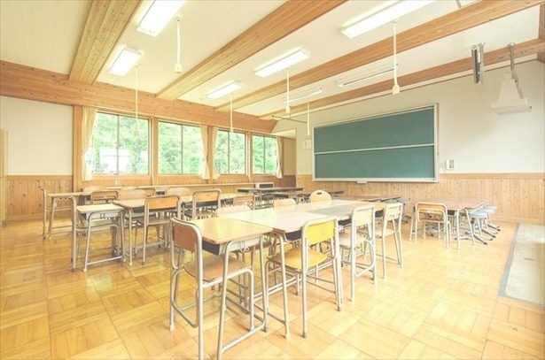 【画像を見る】「廃校キャンプ」では懐かしい教室に泊まることができる