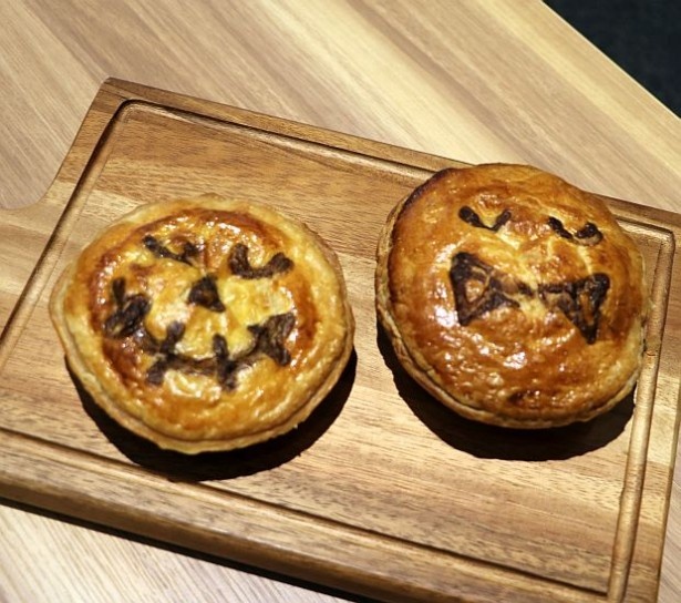 【写真を見る】スイーツパイの「かぼちゃのプディング」(320円)と、セイボリーパイの「かぼちゃとベーコンのタルタル」(390円)