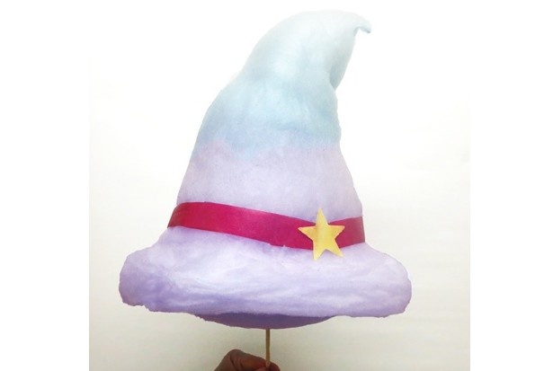 魔女の帽子をモチーフにした綿飴「マジカル★ハット」(700円)
