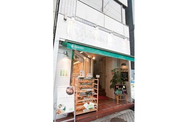 ｢vivivavi｣は、店頭に置かれた炭火焼の豚足が目印