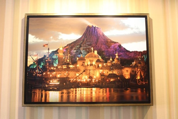 こちらもエレベーターホールの1枚。メディテレーニアンハーバーは東京ディズニーシーで有数の夜景スポットだ