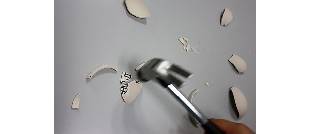 なんとこのように打ち砕いてバラバラして使うのだ!!